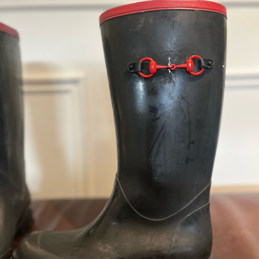 GUCCI - Black Rain Boots with Red Trim and Red Bit Detail